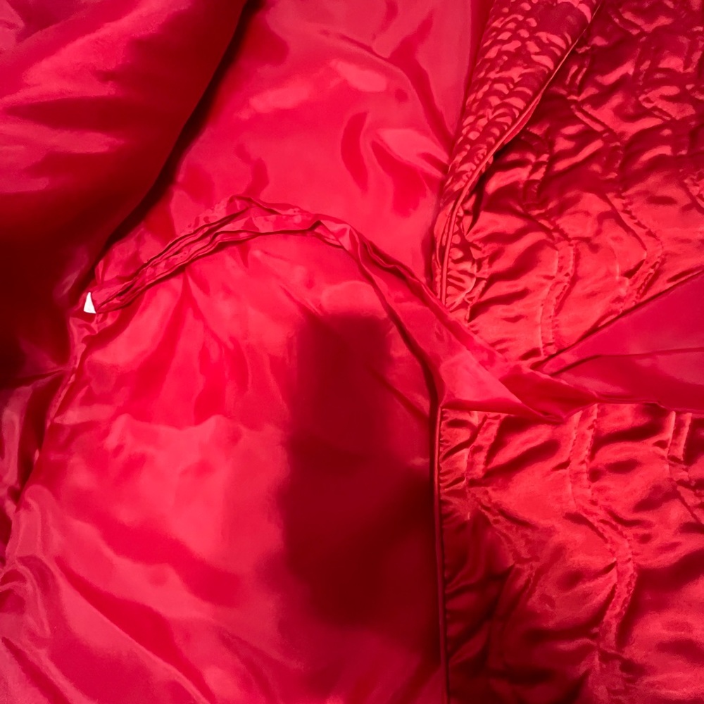 Lovely red quilted Neiman Marcus robe. Medium to large. - Picture 11 of 17